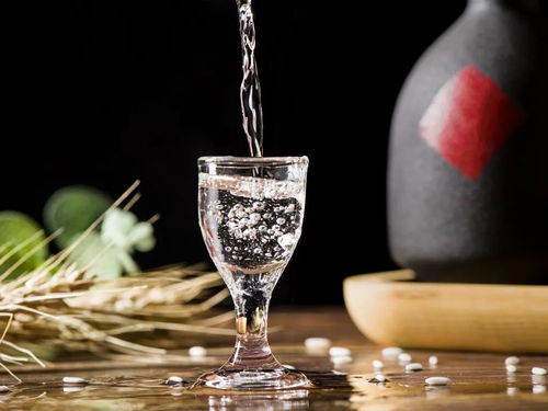 人到中年,為何會(huì)愛上喝白酒