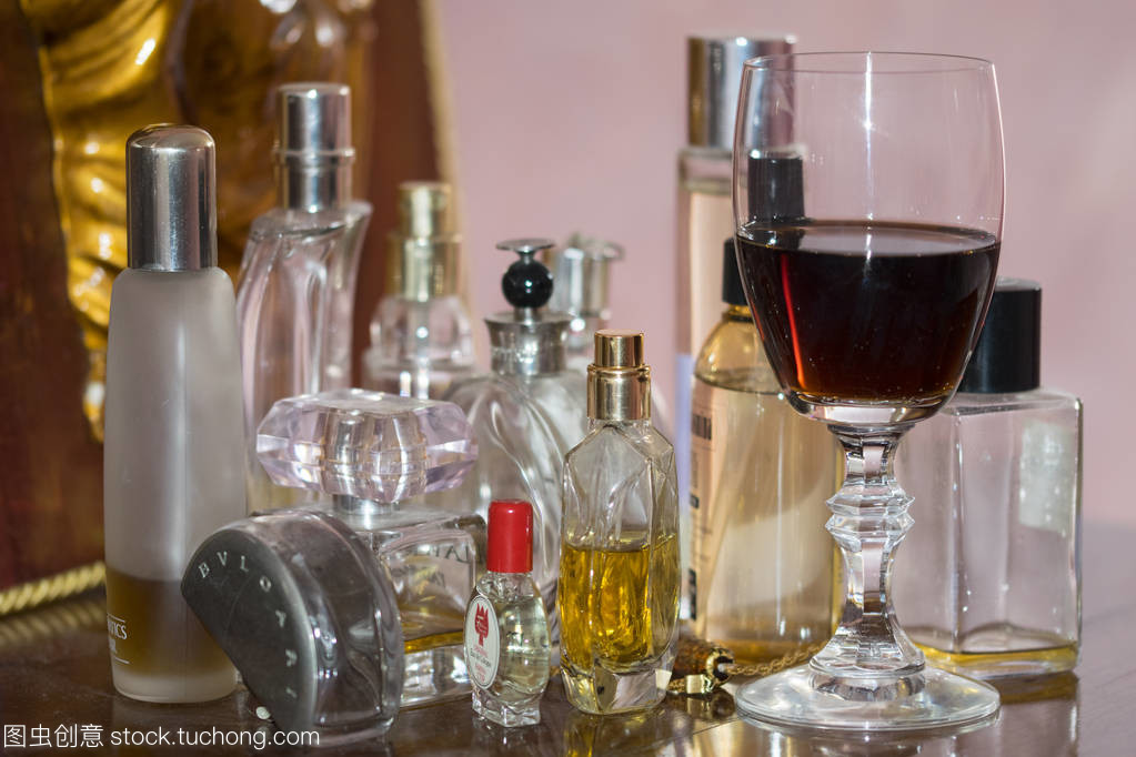 酒杯與紅葡萄酒之間的美容產品